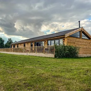 Immaculate 4-bed Private Luxury Near Holiday home York