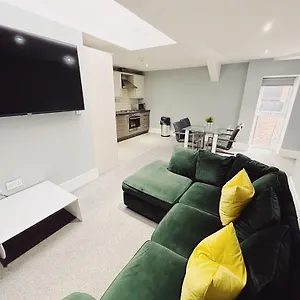 Apartment 2 Bedroom In The Heart Of - Spacious - Sleeps 7, Newcastle upon Tyne